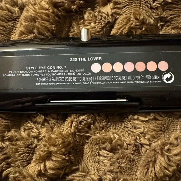 Marc Jacobs 220 The Lover Eyeshadow Palette - Picture 6 of 8
